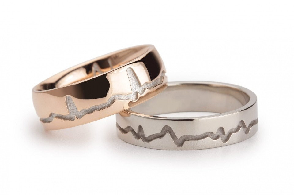 twee ringen met hartslaglijnen erop