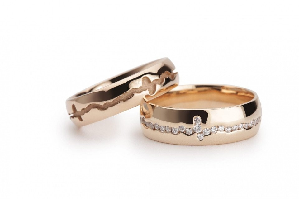 twee trouwringen met diamanten in goud