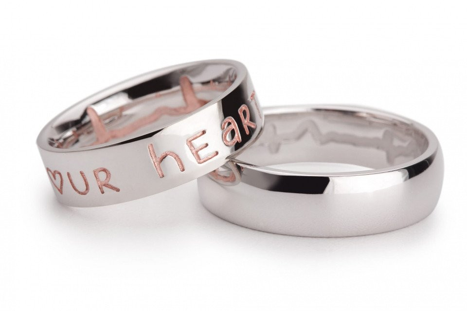 twee ringen met de woorden hou van je hart erop