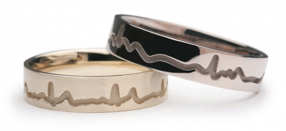 twee ringen met hartslaglijnen erop