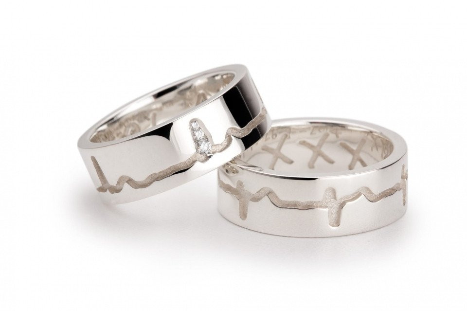 twee ringen met de woorden hartslag en hartslag erop