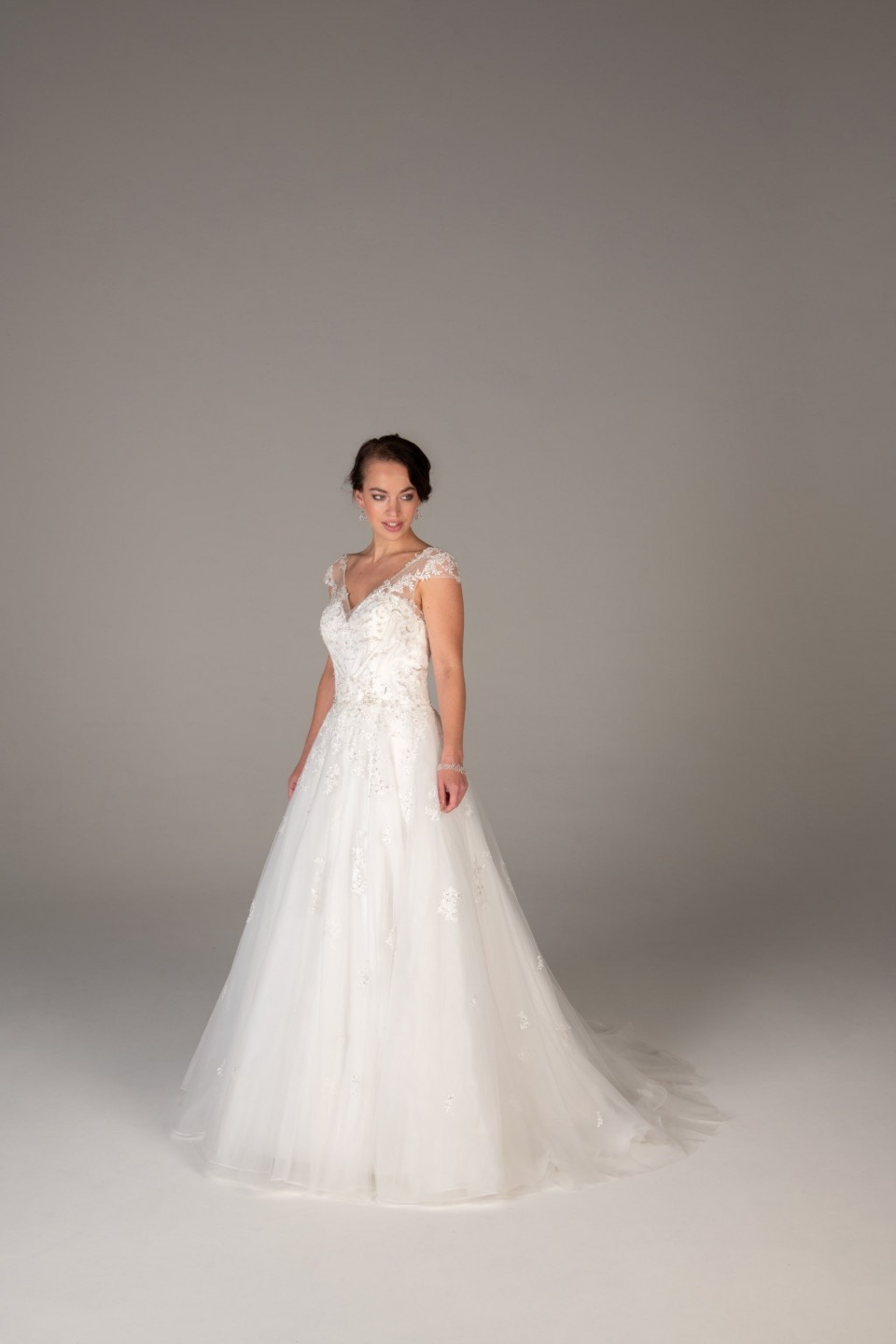 de plus size bruidsjurk is gemaakt van tule en kant