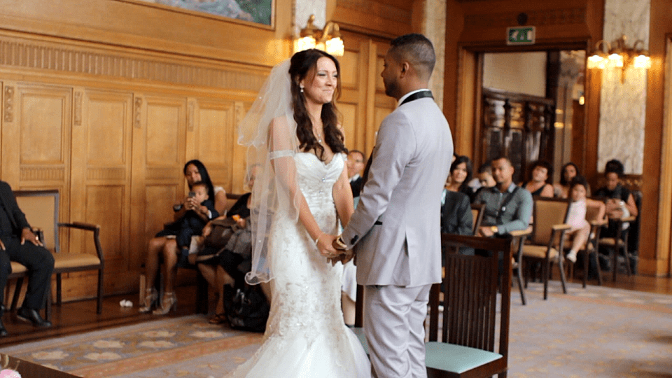 een bruid en bruidegom staan voor elkaar