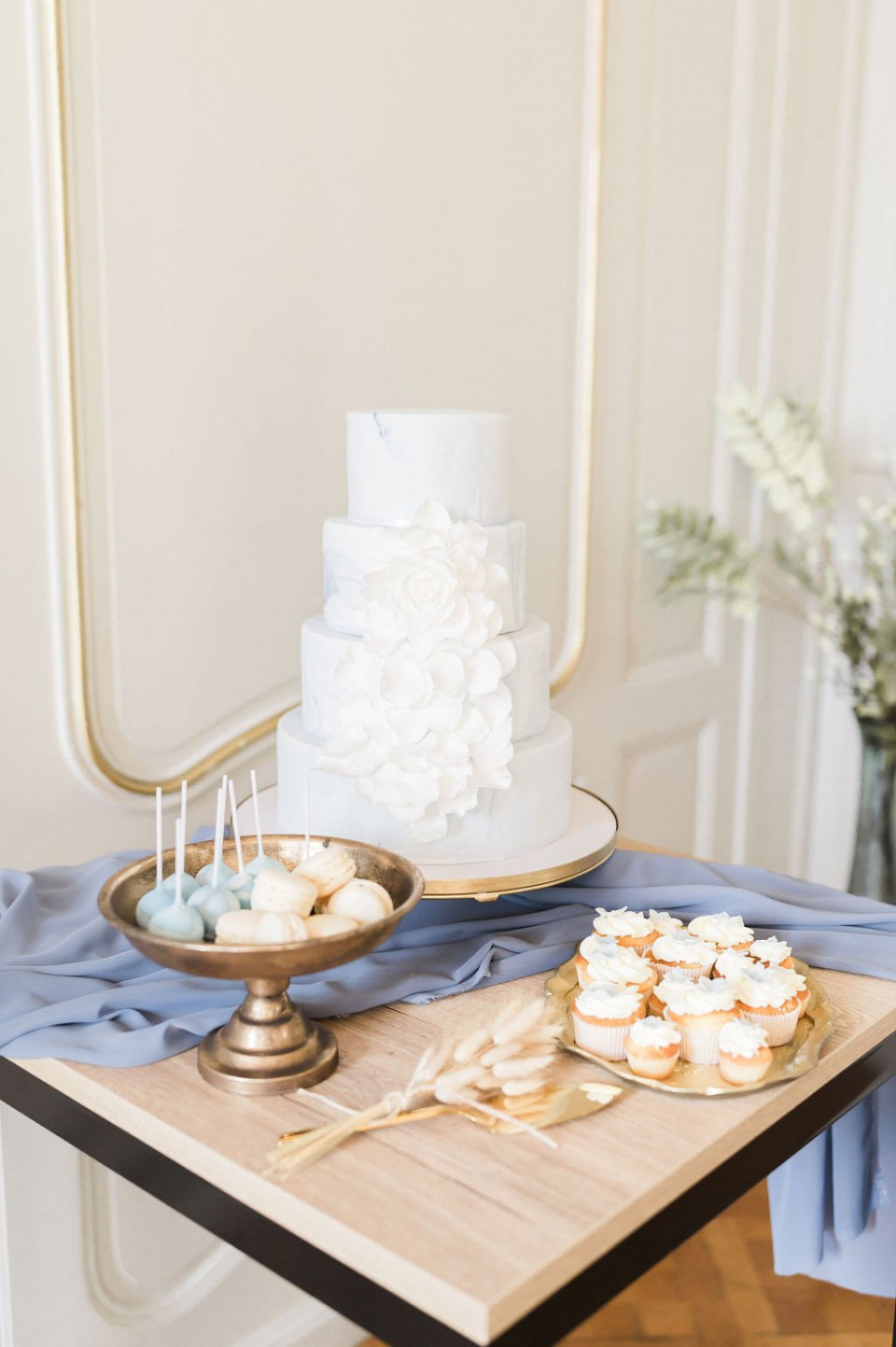een tafel met een taart, koekjes en een dessert