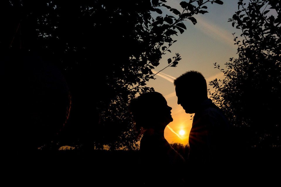 silhouet van een paar voor een zonsondergang