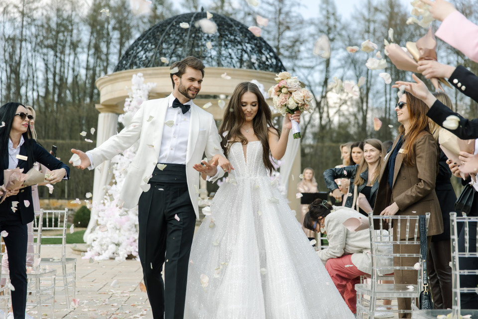 een pasgetrouwd stel loopt het gangpad af