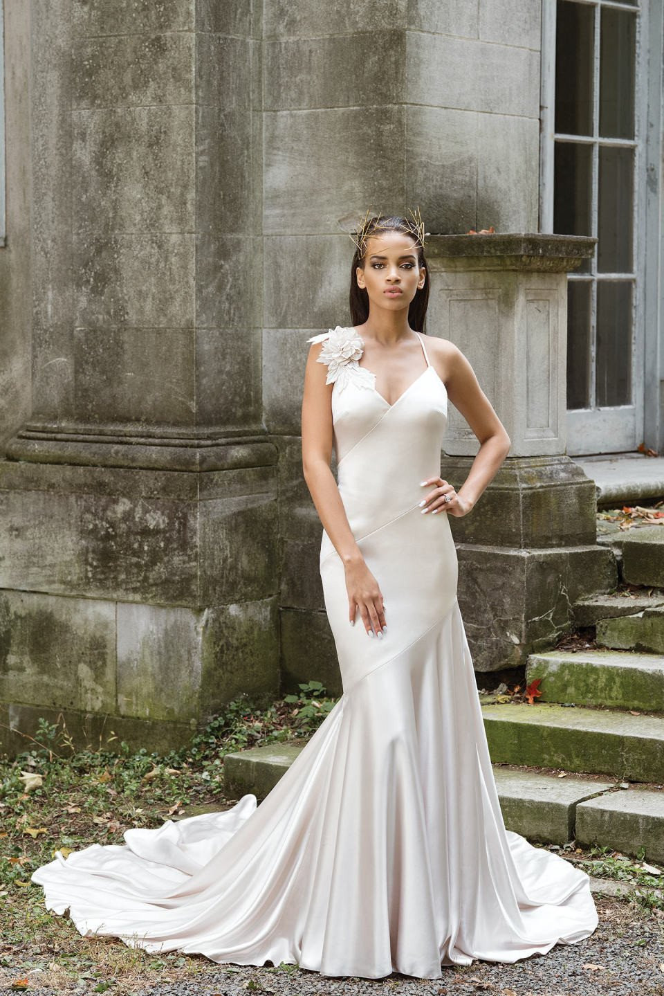 een mooie vrouw in een trouwjurk poseert voor een foto