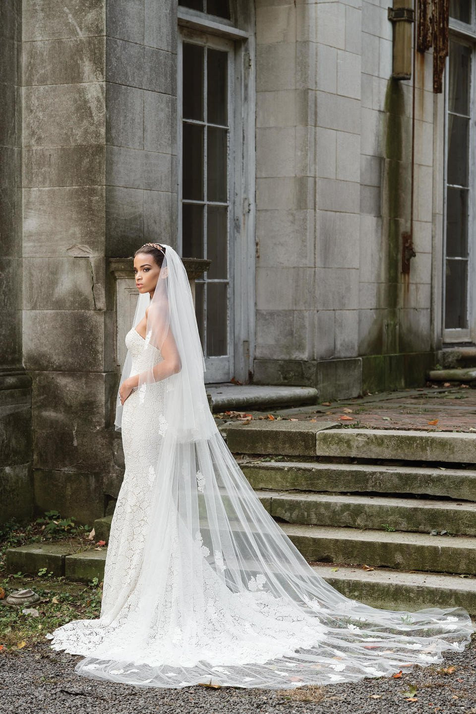 een bruid poseert voor een oud gebouw