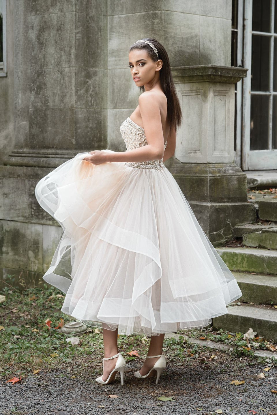 een vrouw in een trouwjurk die buiten poseert