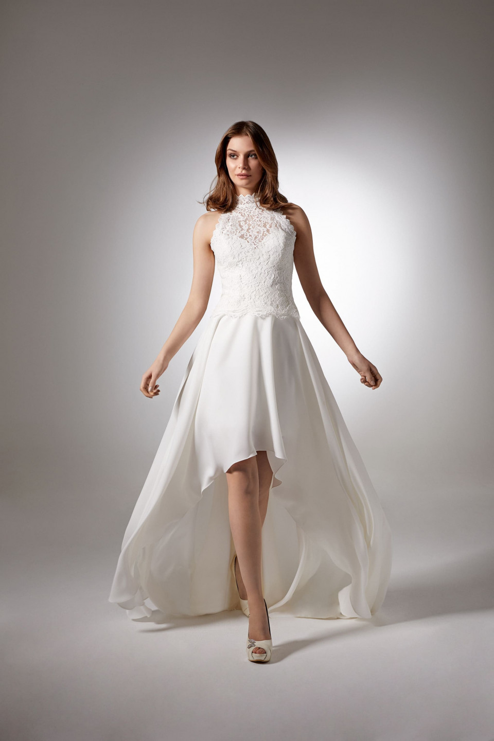 een model in een witte trouwjurk
