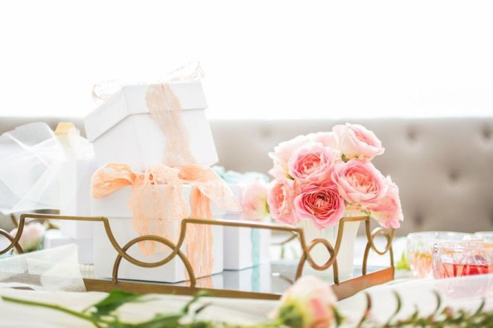 een tafel met bloemen en cadeaus erop