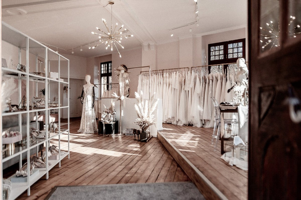 Trouwjurk passen bij Jenari – Bridal Concept Store GBR