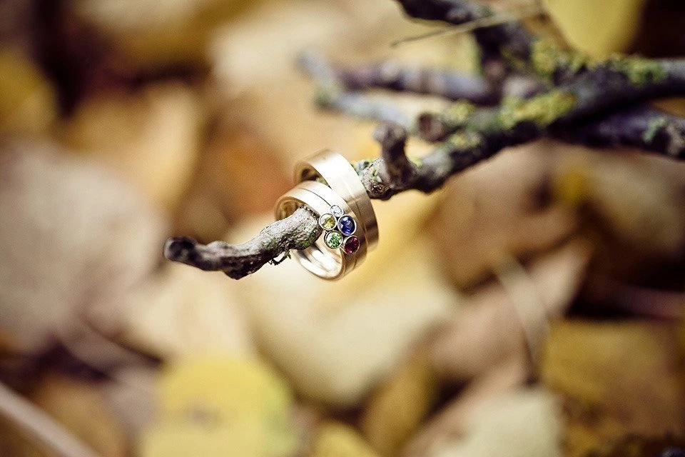 Verlovingsring met gekleurde edelsteen