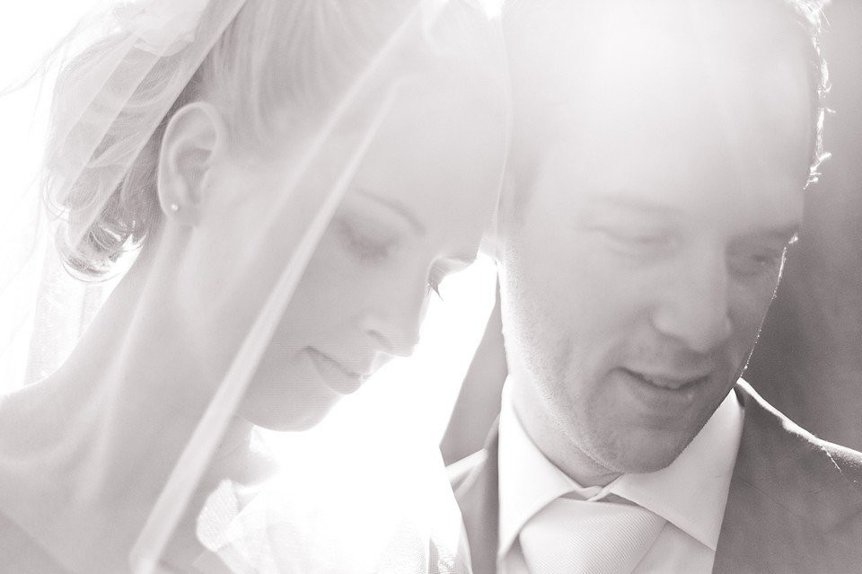 een bruid en bruidegom kijken naar elkaar