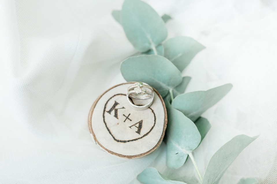 trouwringen op een houten plak