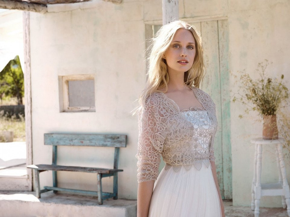 een mooie blonde vrouw in een trouwjurk