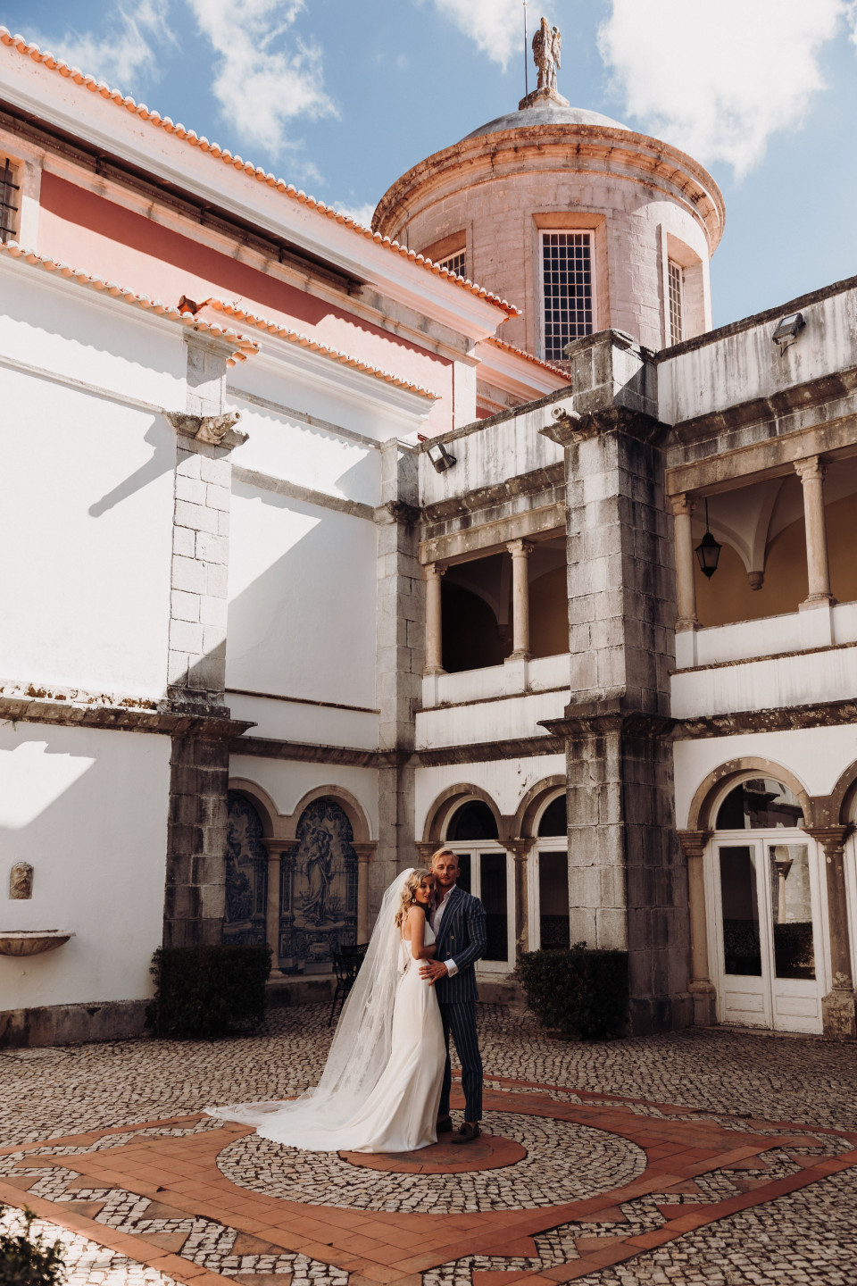 bruid en bruidegom in de binnenplaats van het kasteel van de Santos