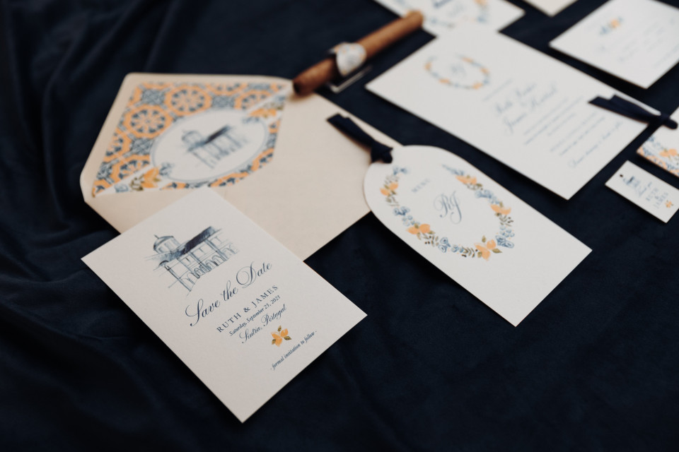 een trouwsuite met blauwe en witte trouwstationery