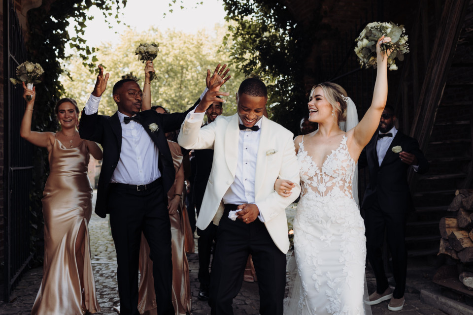 een bruid en bruidegom lopen door de ingang van een gebouw