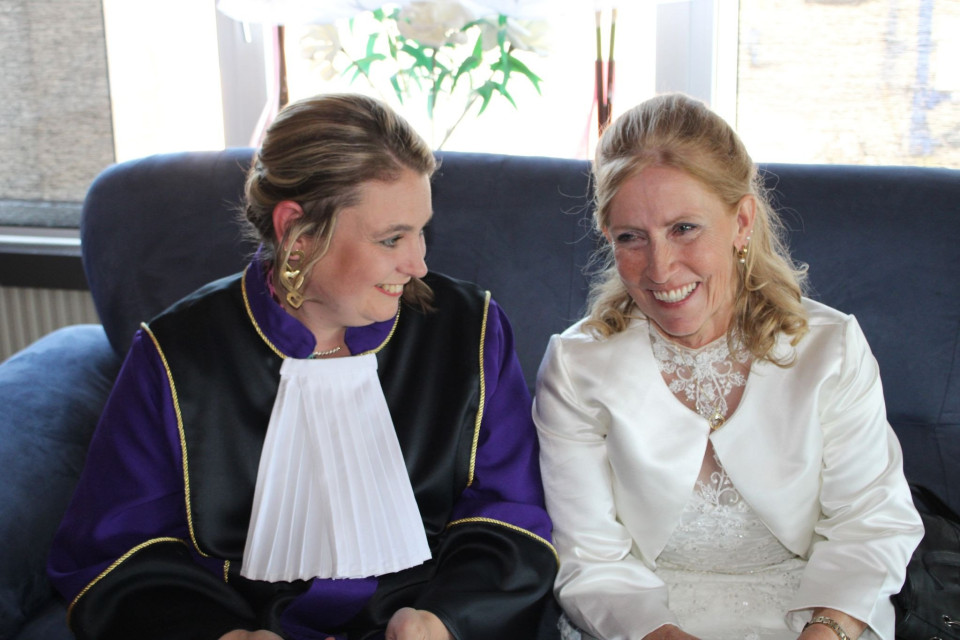 een vrouw in een witte jurk