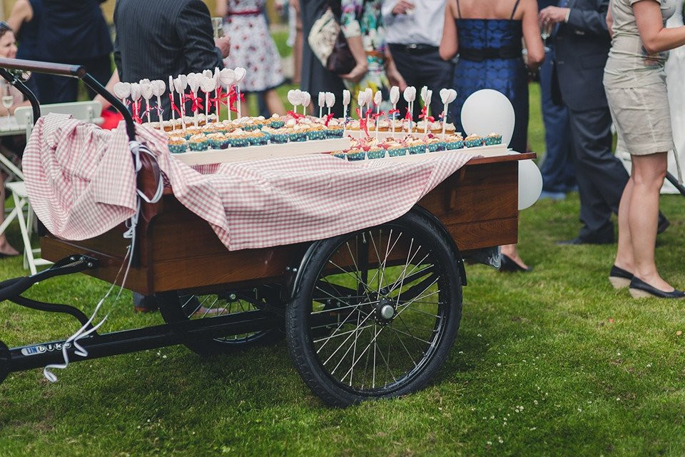 een bruiloftsfeest met mensen die rond een kar met eten staan