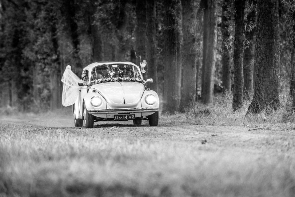 een zwart-wit foto van een trouwauto