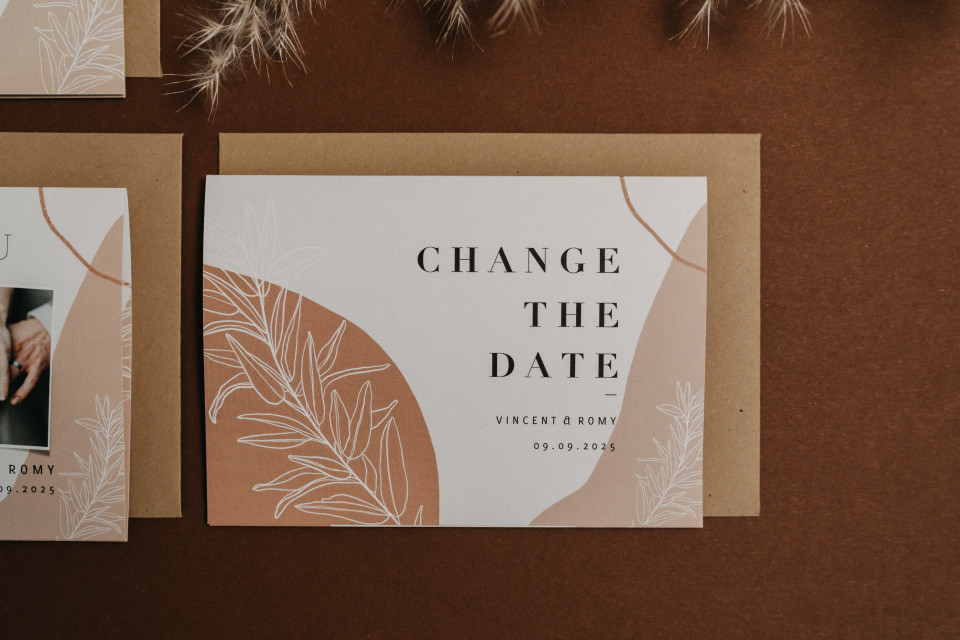 Change-the-date Karte in Brauntönen
