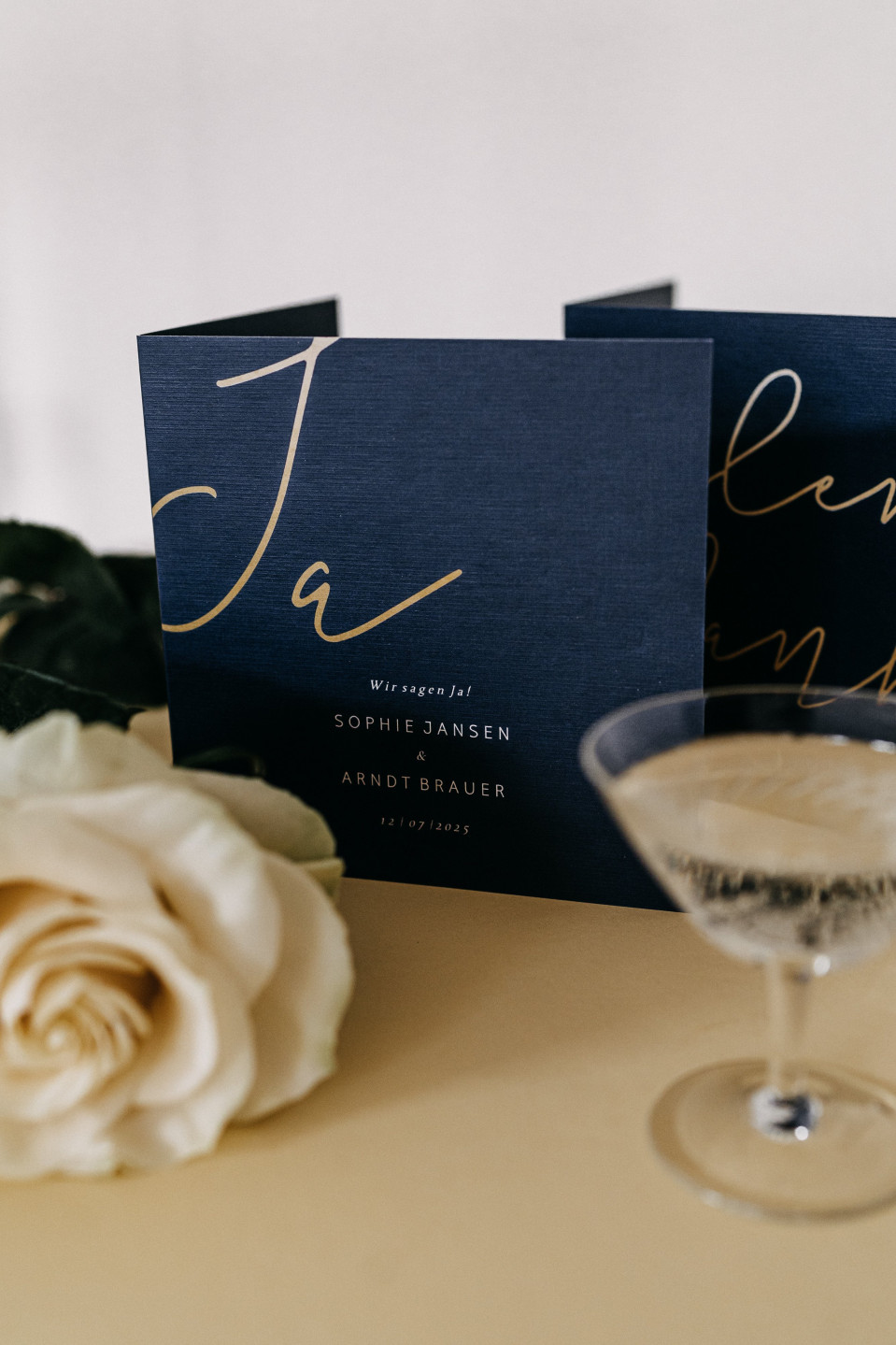 Hochzeitseinladung in Dunkelblau