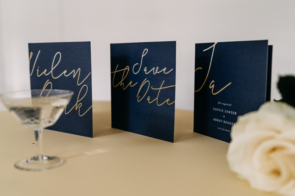 Hochzeitskarten in Dunkelblau mit Gold
