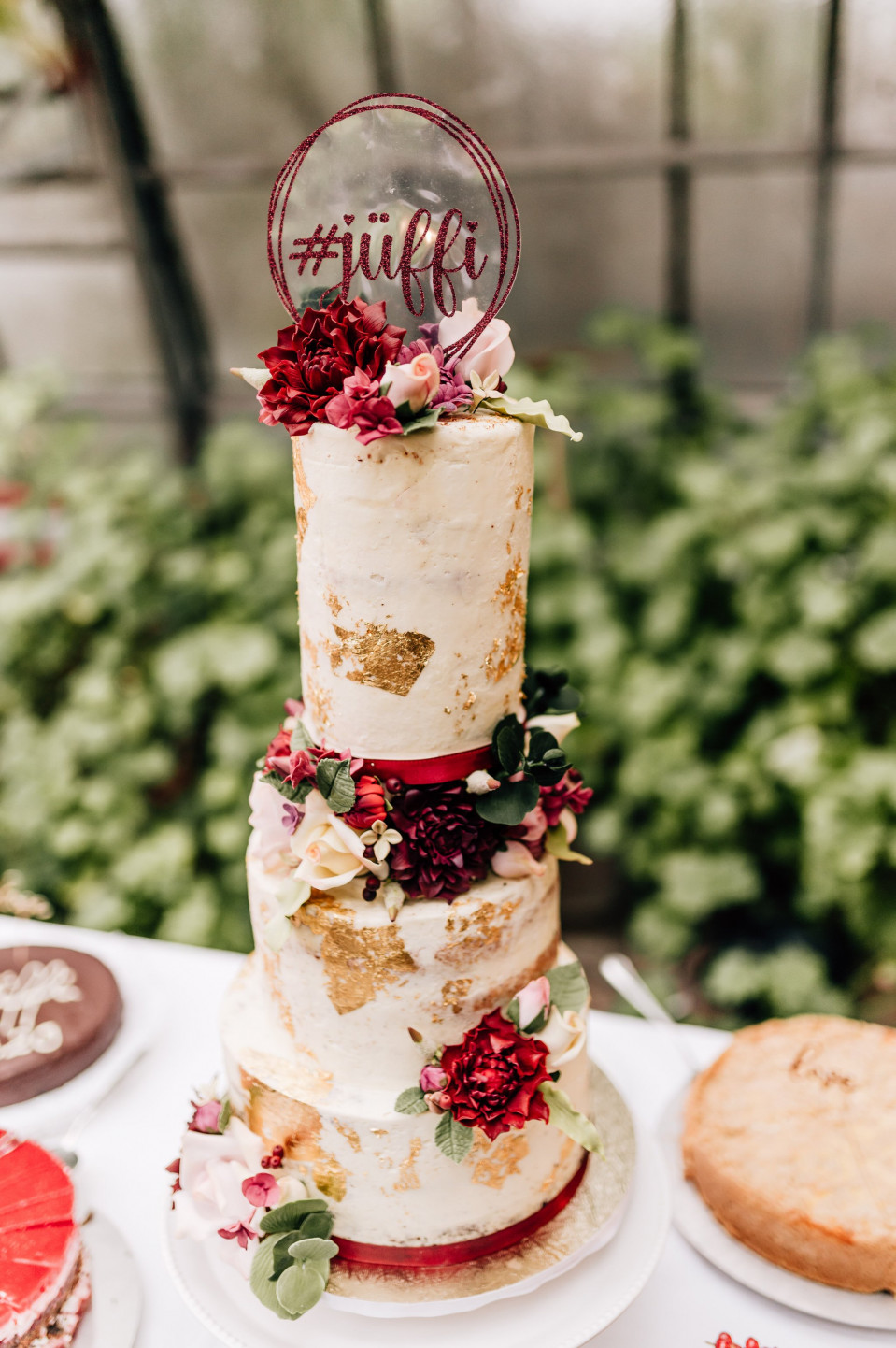 Blumige Hochzeitstorte im Naked Cake Stil