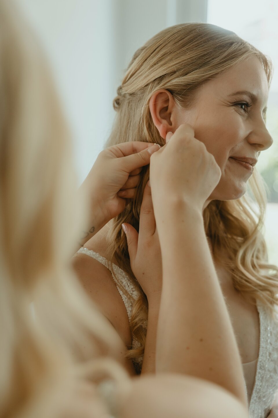 Landhochzeit party, groß, lebendig und voller Energie