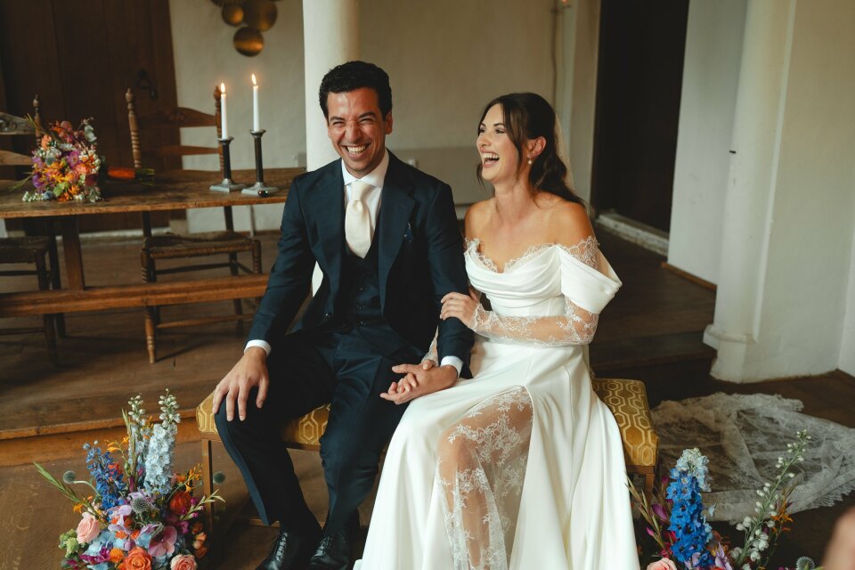 een man en een vrouw die naast elkaar zitten