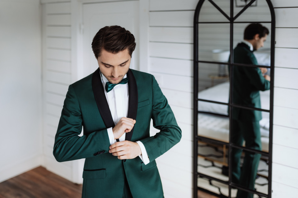 Anzug für den Bräutigam in dunklem Petrol