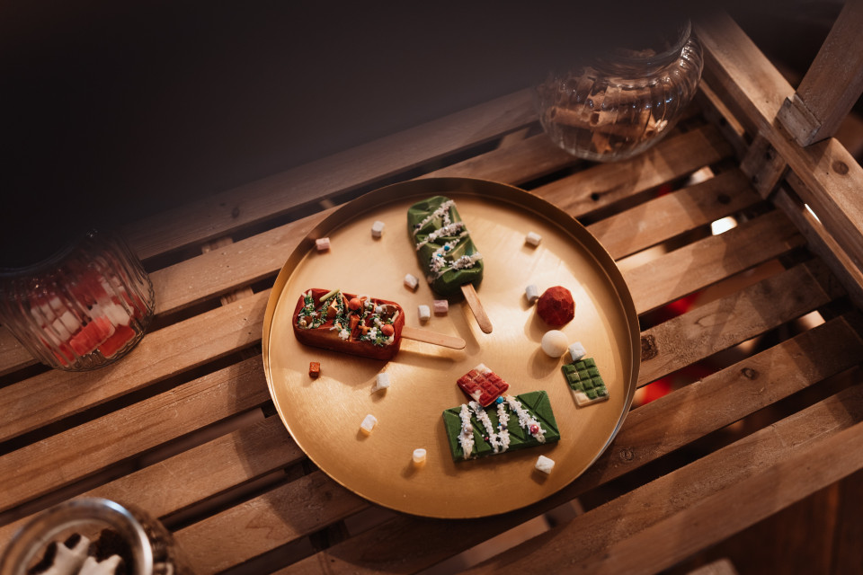 Kleine Eiskuchen in weihnachtlichem Design