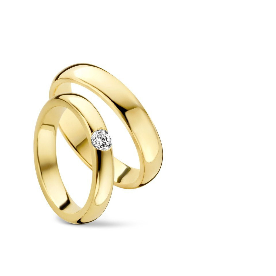 twee gele gouden trouwringen met diamanten