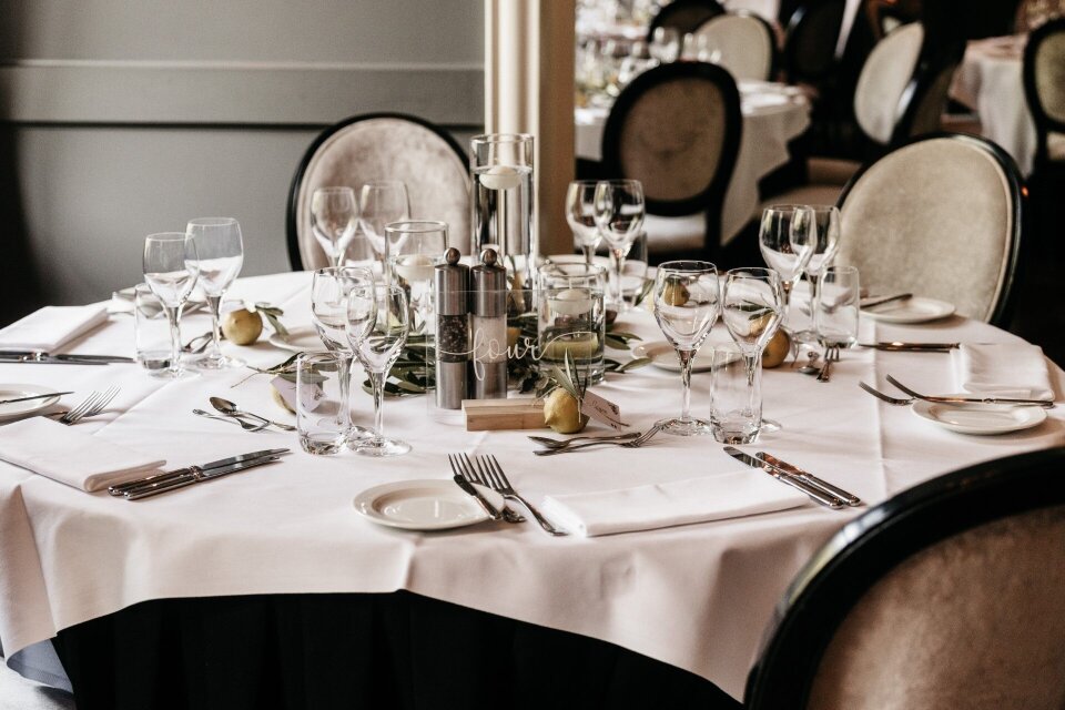 Klassieke en minimalistische diner aankleding voor een ronde tafel