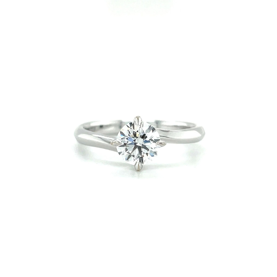 een diamanten verlovingsring met een enkele steen