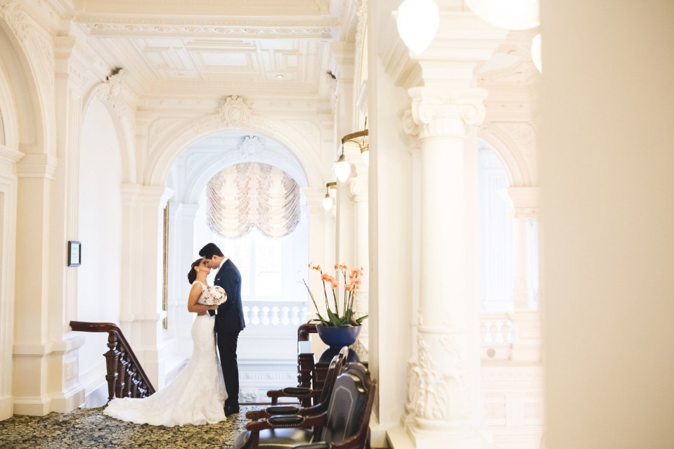 een bruid en bruidegom staan in de gang