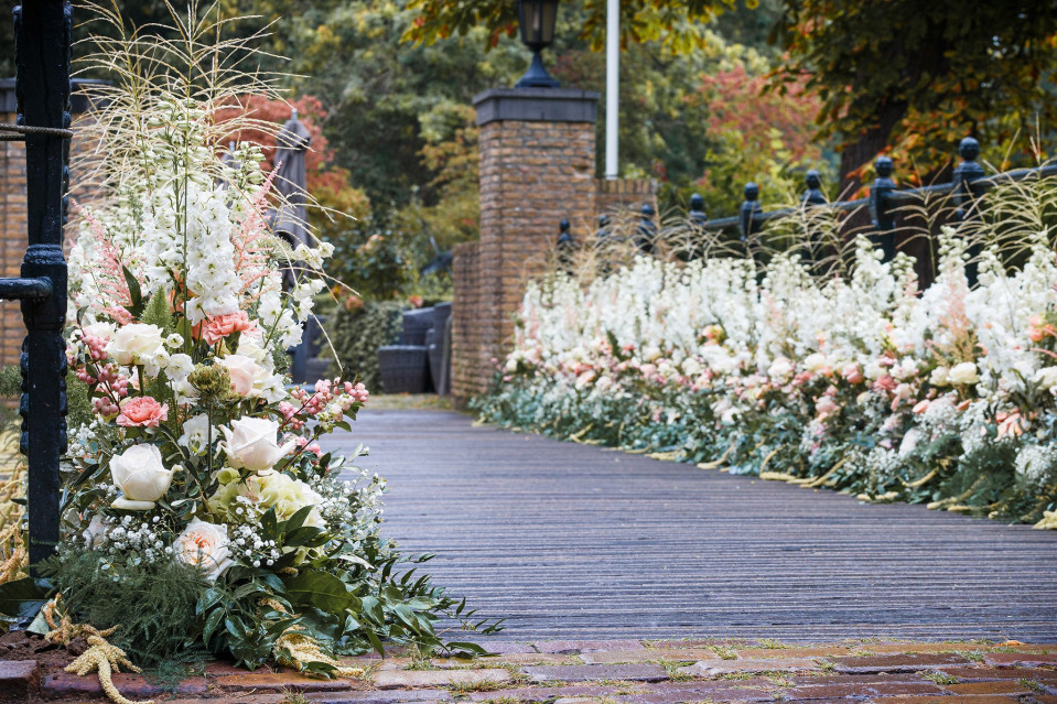 een brug met bloemen erop