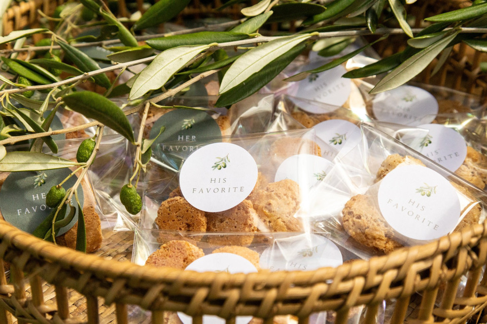 een mand vol koekjes met labels erop