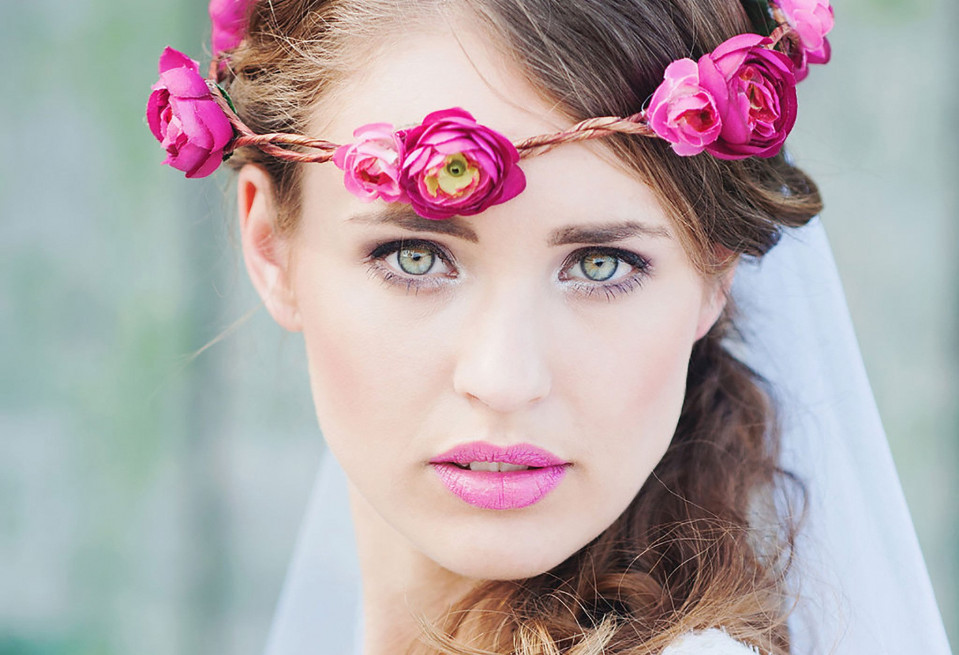 een vrouw die een trouwjurk draagt met een bloemenkroon