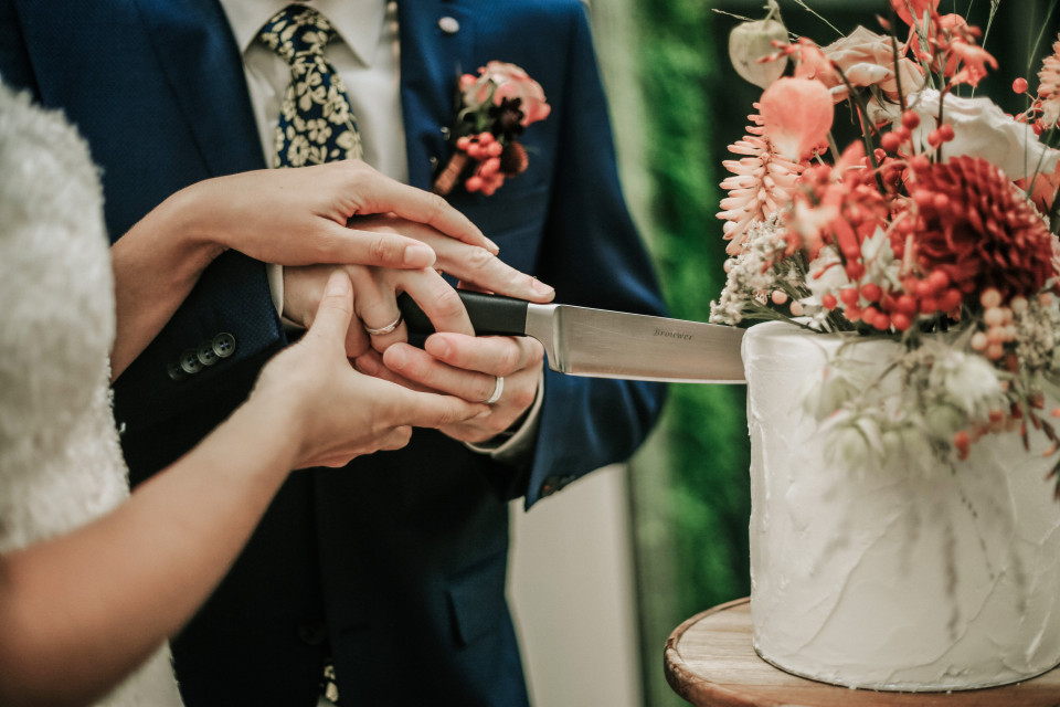 een man en vrouw die een bruidstaart aansnijden