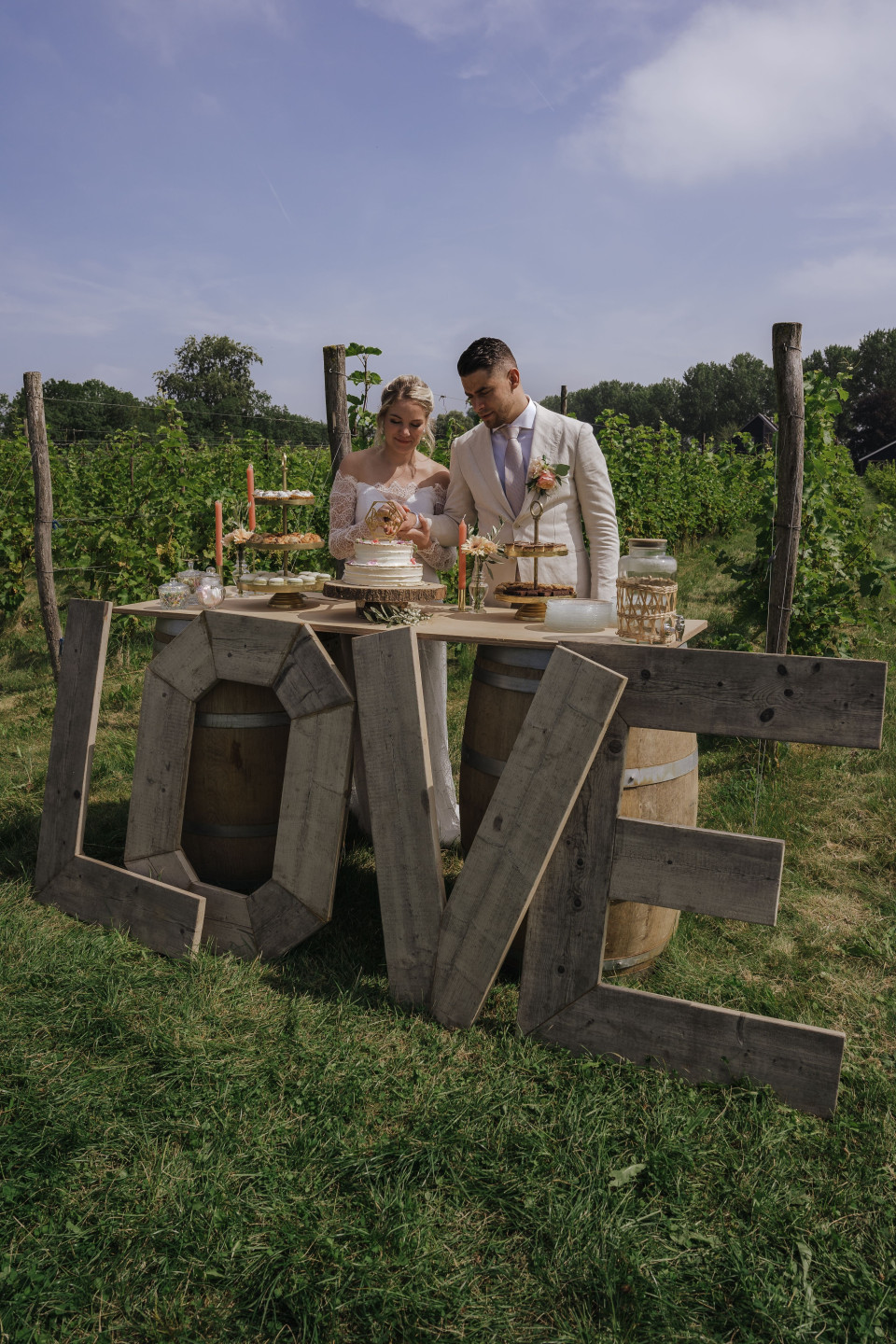 een bruid en bruidegom poseren voor een foto voor een liefdessymbool