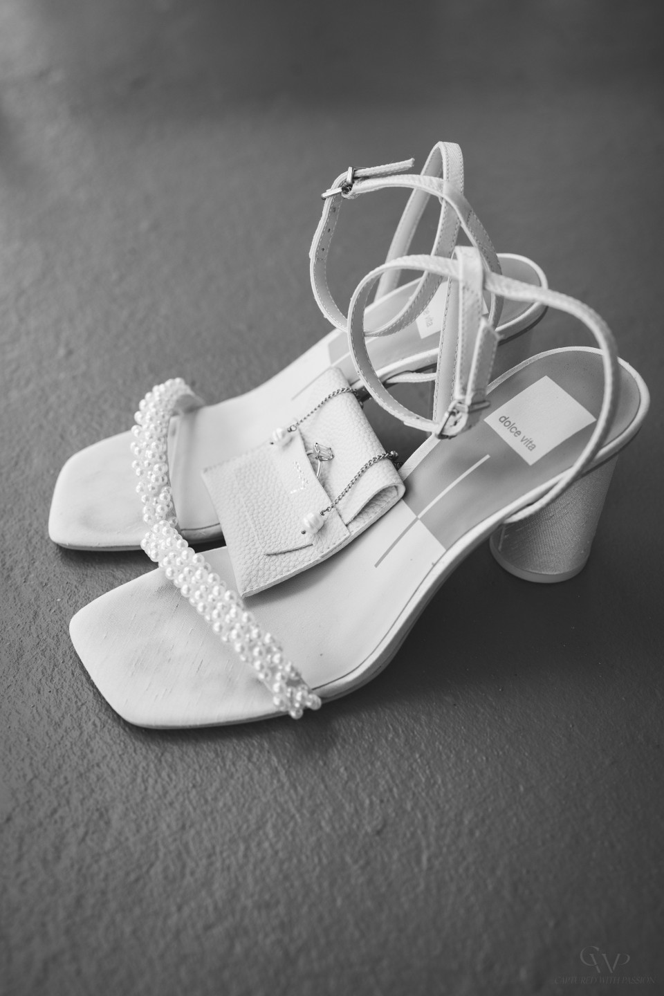 een zwart-wit foto van een paar witte schoenen