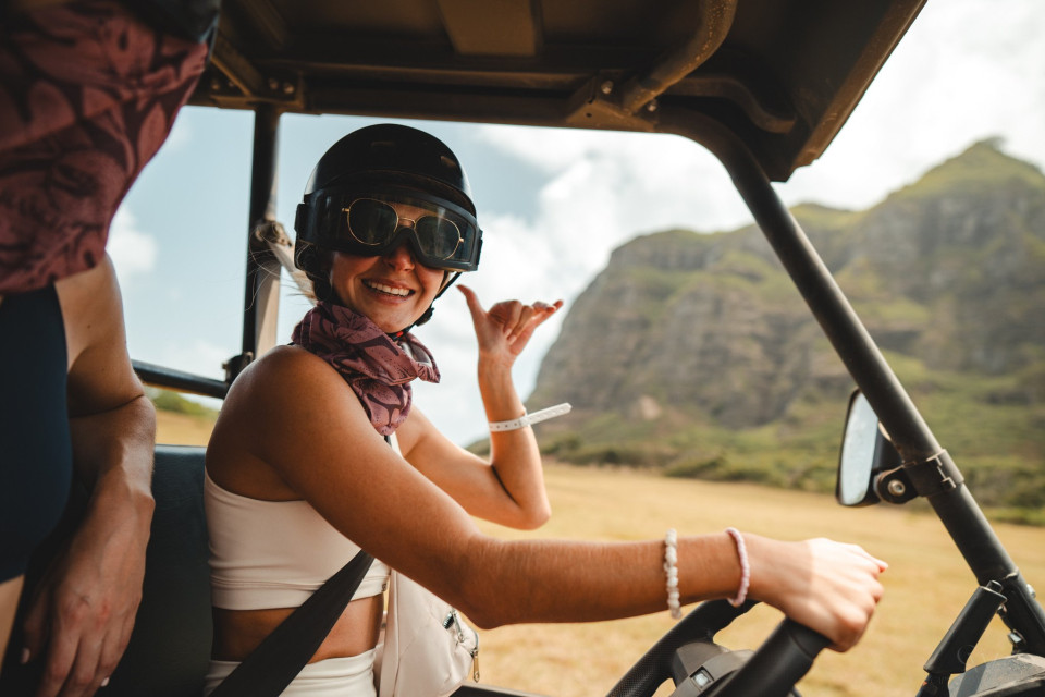 een vrouw en man in een golfkar