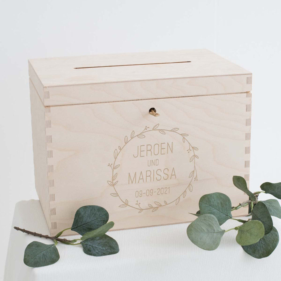 Houten enveloppendoos met krans en namen
