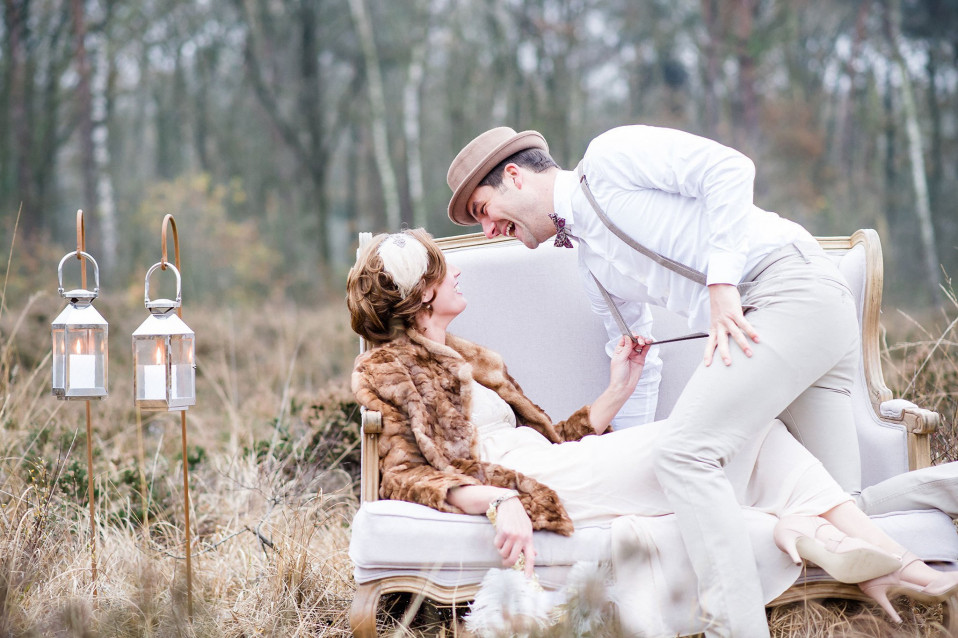 een stel dat op een bank in het bos zit
