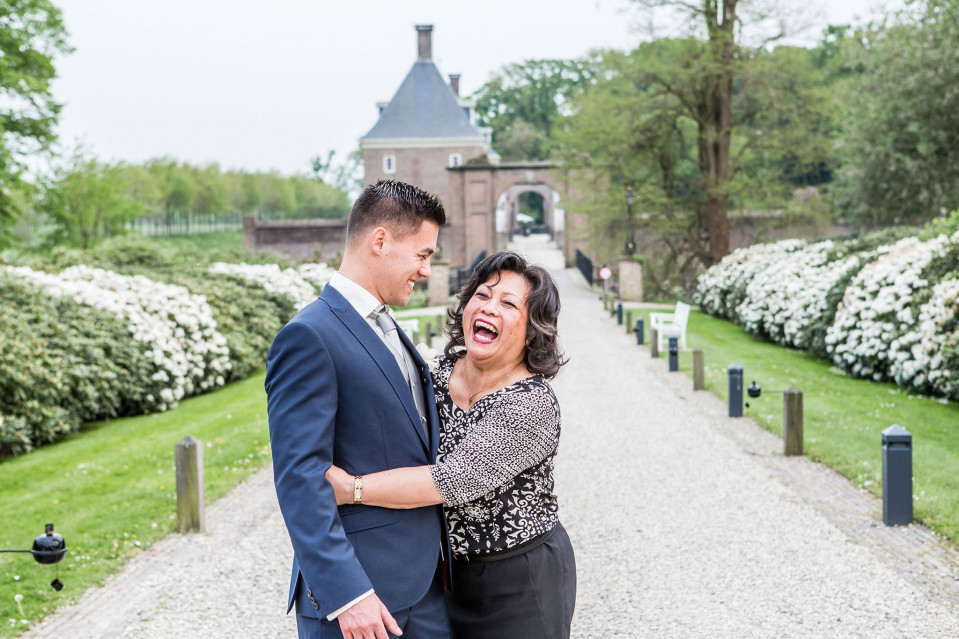 een man en vrouw lachen voor een kasteel