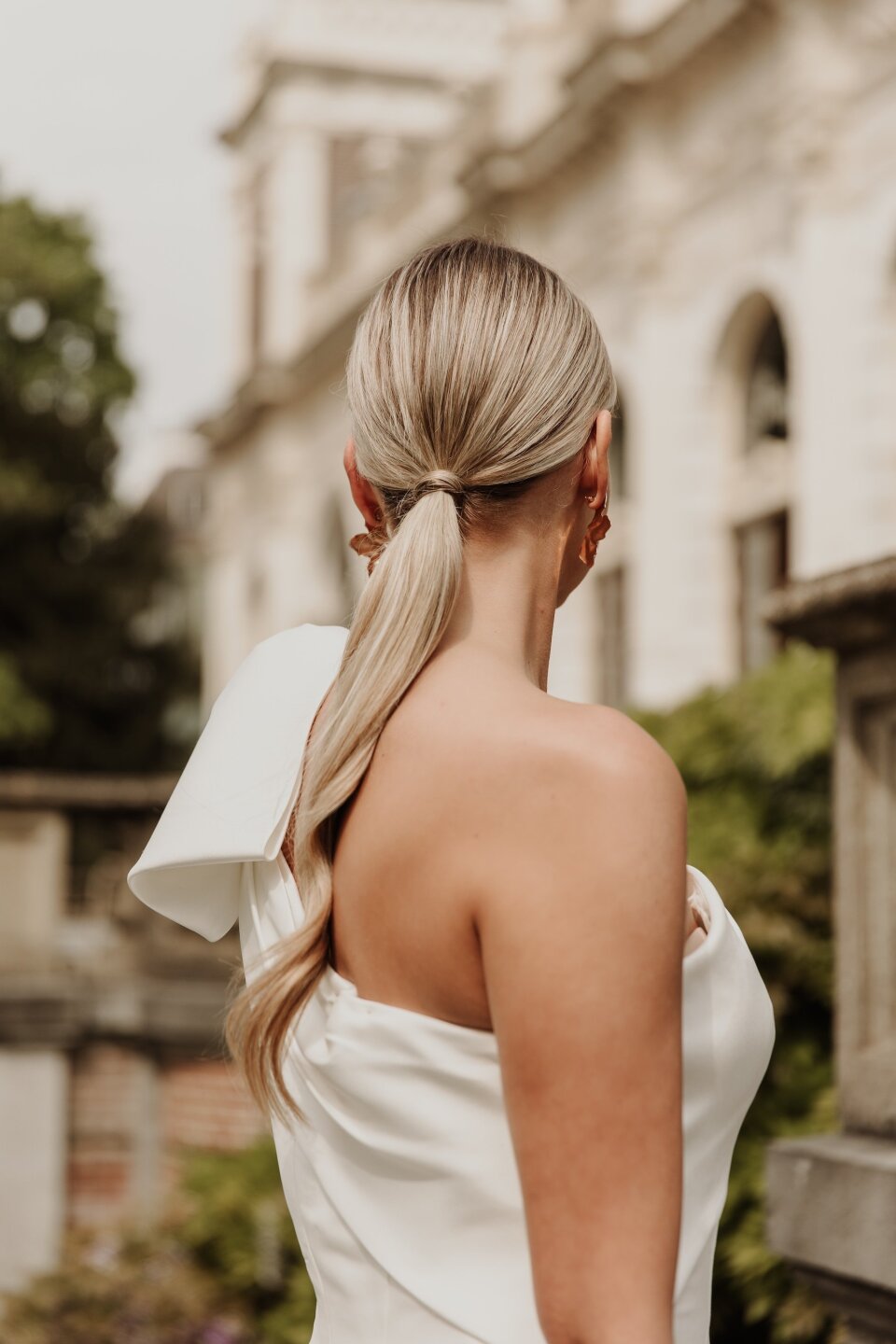 de achterkant van een vrouw in een witte jurk