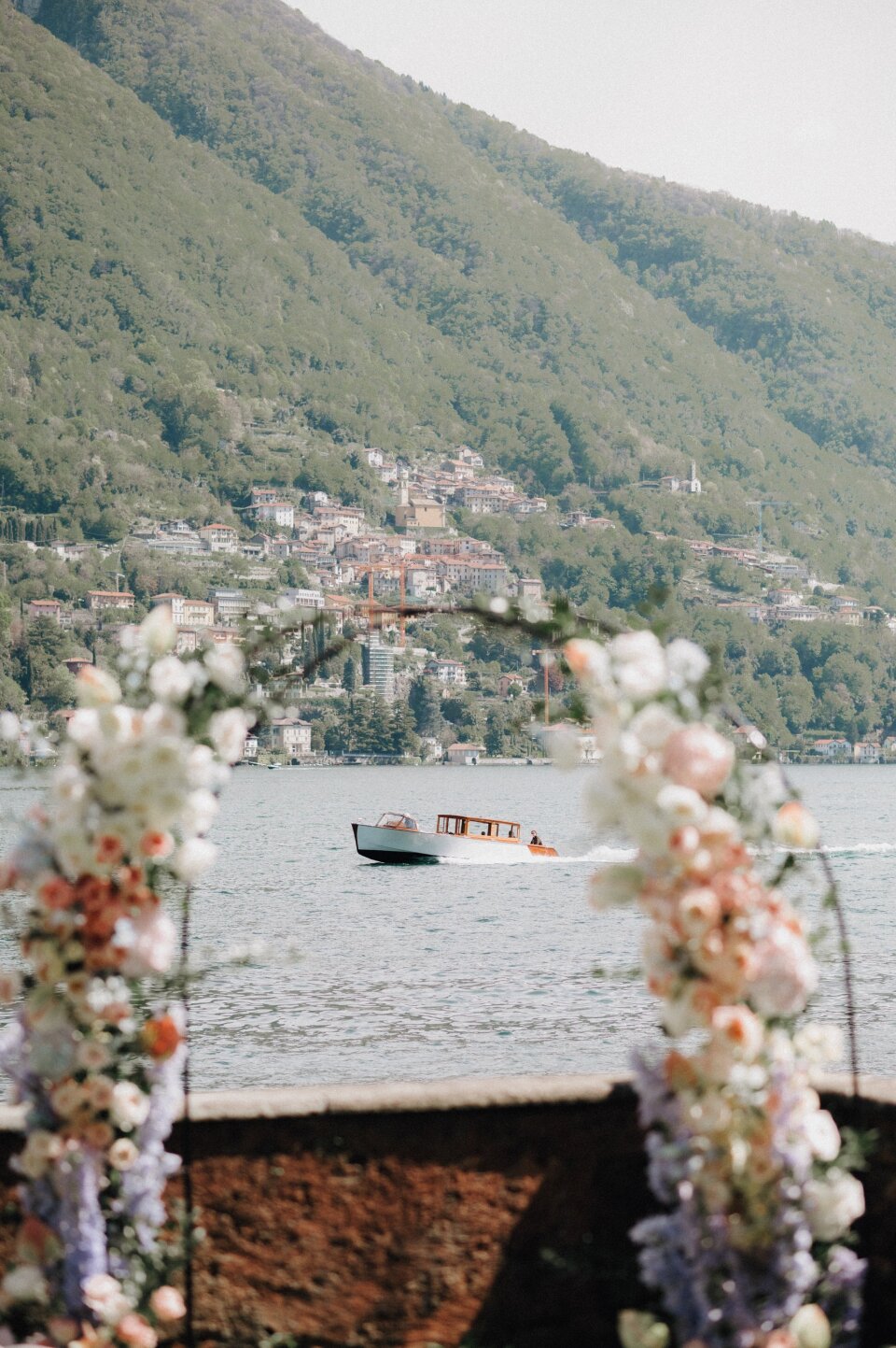 Zonovergoten romance aan lake Como